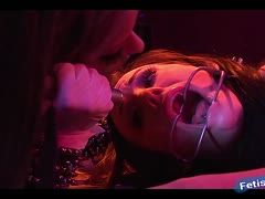 Herrin malträtiert ihre Sklavin